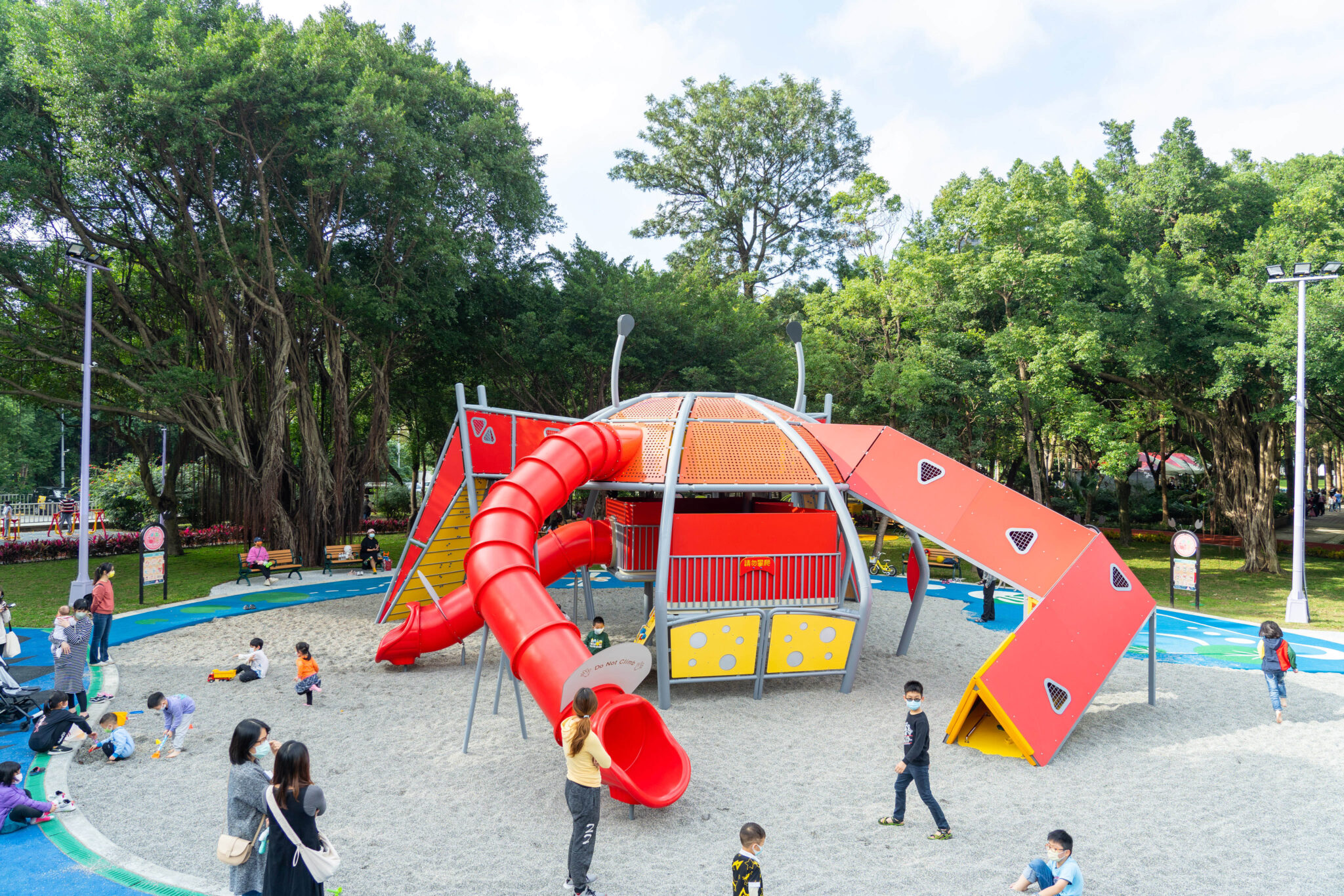 板橋環河公園， 以招潮蟹主題遊戲場，將人文歷史、生態環境融入遊戲環境